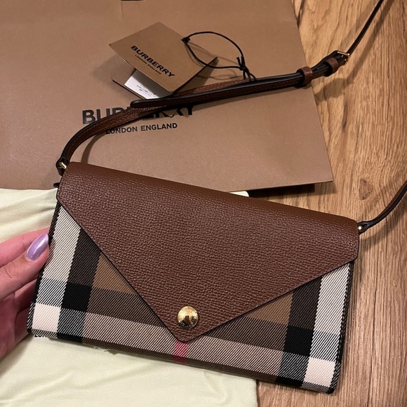 Burberry Handbags - BURBERRY| HANNAH ENVELOPE WALLET ON CHAIN